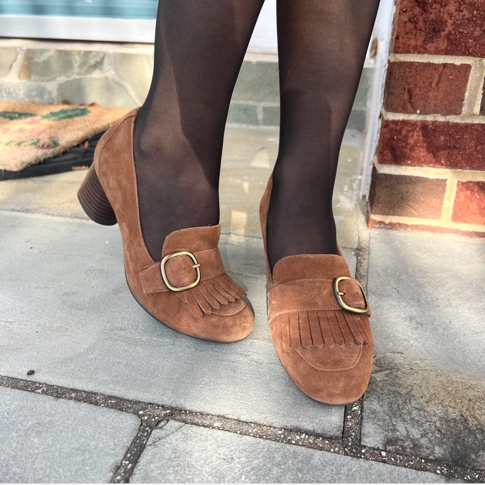 NIB Clark’s “Unstructured” Real Suede Gingerbread Buckle Loafer Pumps